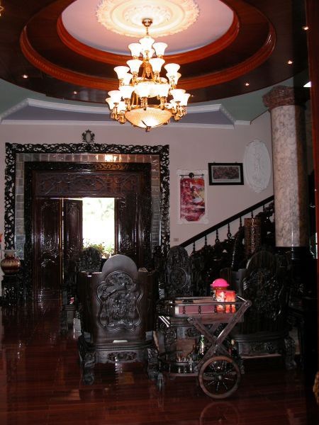 Nội thất gỗ tiền tỉ trong “lâu đài” của đại gia Hải Phòng - 4 Toàn bộ tay vịn cầu thang trong tòa lâu đài đều được làm bằng gỗ trạm khắc hình rồng
