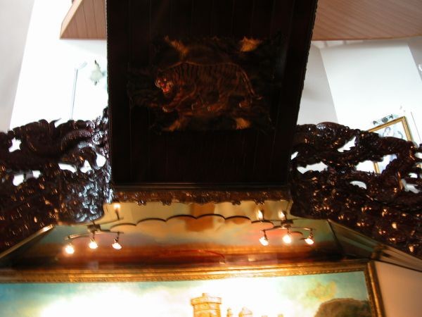 Nội thất gỗ tiền tỉ trong “lâu đài” của đại gia Hải Phòng - 8 Tủ tường bằng gỗ là nơi trưng bày các loại rượu quý của gia chủ