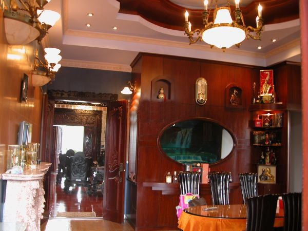 Nội thất gỗ tiền tỉ trong “lâu đài” của đại gia Hải Phòng - 9 Tủ tường bằng gỗ là nơi trưng bày các loại rượu quý của gia chủ