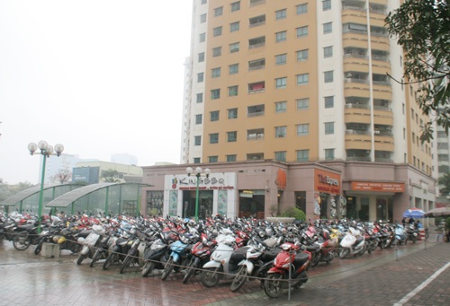 Dân Trung Hòa - Nhân Chính: Trèo rào, lách ôtô mà đi - 4 Hàng nghìn chiếc xe máy bao vây sân chơi giữa các tòa nhà