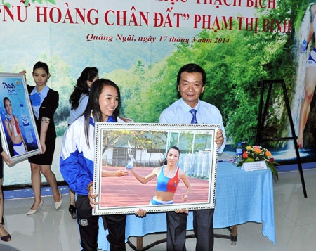Khẳng định Thương hiệu Thạch Bích - 1 Ông Hồ Văn Vân với Đại sứ Thương hiệu Thạch Bích: “Nữ hoàng chân đất” Phạm Thị Bình