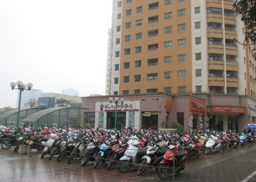 Dân giàu sống khôn, rủ nhau bỏ Trung Hòa - Nhân Chính - 2 Khu vực công cộng bị lấn chiếm