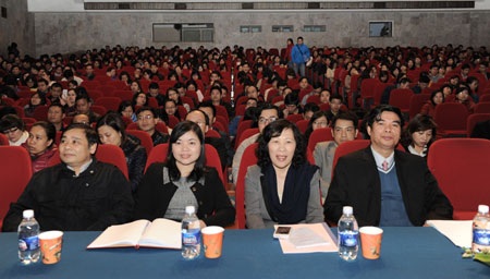 Đc Lê Văn Long - Phó Trưởng ban Tuyên giáo ĐUK trình bày chuyên đề tại Hội nghị