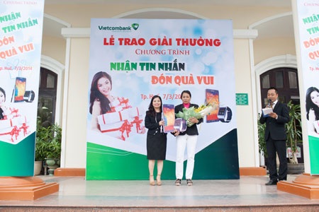 Vietcombank trao giải nhất chương trình “Nhận tin nhắn - Đón quà vui” - 1 Vietcombank trao thưởng cho khách hàng may mắn đạt giải Nhất của chương trình