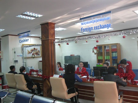 VietinBank tỏa sáng trên đất Triệu Voi - 2 Một phòng giao dịch của Vietinbank tại Lào.