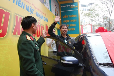 Viettel trao thưởng chương trình “Tặng tiền mặt, nhận quà, trúng xe bốn bánh” - 2 Niềm vui vỡ òa của anh Nguyễn Đình Nghị khi nhận quà tặng trong chương trình