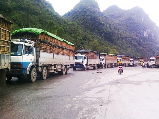 Hàng ngàn xe dưa hấu "chết dí" tại cửa khẩu Tân Thanh - 1 Xe ô tô chở dưa hấu ùn ứ trên cửa khẩu Tân Thanh.