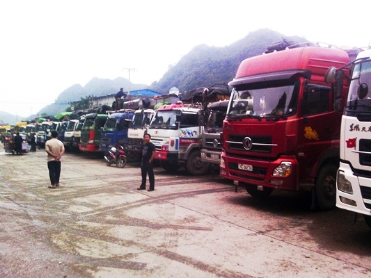 Hàng ngàn xe dưa hấu "chết dí" tại cửa khẩu Tân Thanh - 2 Xe ôtô chở dưa hấu ùn kín trên cửa khẩu Tân Thanh. Ảnh: Hoàng Quân