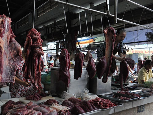 Bò Úc loạn giá - 1 Thịt bò được bày bán tại chợ Phạm Văn Hai, TP HCM Ảnh: Hồng Thúy