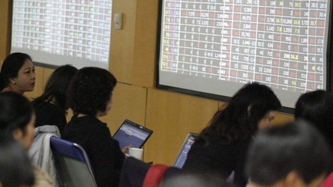 Tiền âm thầm rút khỏi chứng khoán - 1 Giảm lãi suất nhưng tiền không chảy vào chứng khoán. Ảnh: Hồng Vĩnh