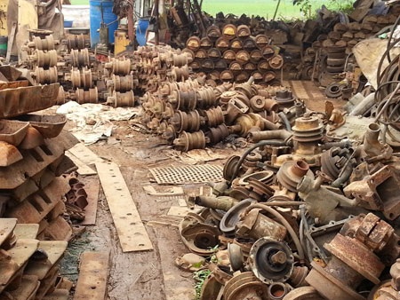 Xe dỏm, phụ tùng cũ tuồn về đâu? - 3 Mỗi ngày có hàng trăm tấn bùn đất, rỉ sắt thép, phế thải nhựa…được đổ ra môi trường.