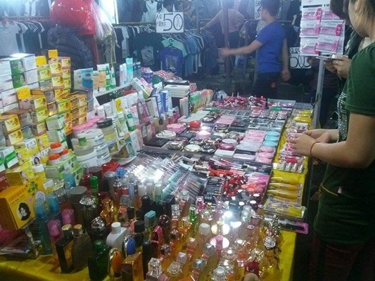 Hiểm họa từ mỹ phẩm ngoài chợ đêm… - 1 Mỹ phẩm được bán nhiều tại chợ đêm Hà Nội.
