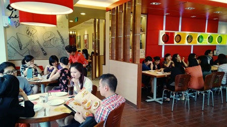 “Thay áo” nhà hàng Pizza Hut tại BigC Thăng Long - 3 Không gian bên trong được bài trí hiện đại nhưng không kém phần ấm cúng
