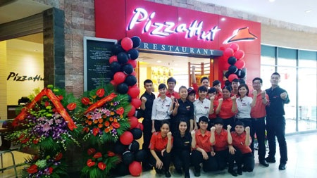“Thay áo” nhà hàng Pizza Hut tại BigC Thăng Long - 4 Pizza Hut luôn đón chào khách hàng với đội ngũ nhân viên năng động, nhiệt tình