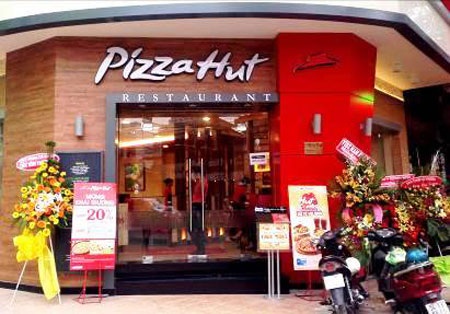 “Thay áo” nhà hàng Pizza Hut tại BigC Thăng Long - 6 Pizza Hut luôn đón chào khách hàng với đội ngũ nhân viên năng động, nhiệt tình