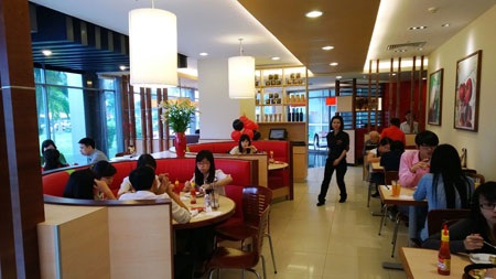 “Thay áo” nhà hàng Pizza Hut tại BigC Thăng Long - 7 Pizza Hut luôn đón chào khách hàng với đội ngũ nhân viên năng động, nhiệt tình
