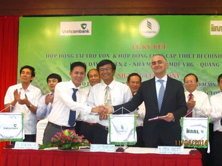 Vietcombank và VRG phối hợp với đối tác Ý triển khai Dự án dây chuyền 2 – Nhà máy gỗ MDF Quảng Trị - 1 Quang cảnh lễ ký kết