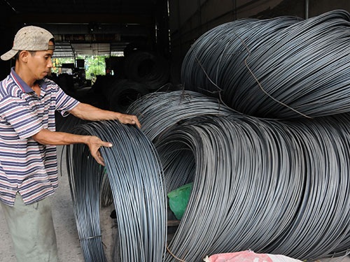 Gồng mình với giá xăng dầu - 1 Vật liệu xây dựng chịu tác động mạnh từ giá xăng dầu tăng Ảnh: Hồng Thúy