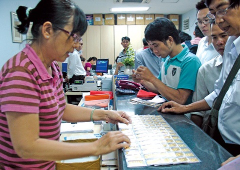Thói quen dị đại gia Việt: Vác bao tải tiền ăn chơi - 3 Vàng giảm giá, có người mua hàng trăm lượng vàng