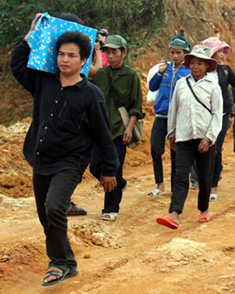 Thói quen dị đại gia Việt: Vác bao tải tiền ăn chơi - 5 Người dân vác cả bao tải tiền về nhà