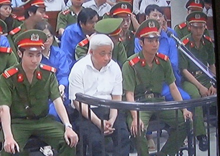 Xử án bầu Kiên: Các đồng phạm khai làm theo chỉ đạo của bầu Kiên - 3 Bị cáo Nguyễn Đức Kiên lắng nghe cáo trạng của Viện kiểm sát.