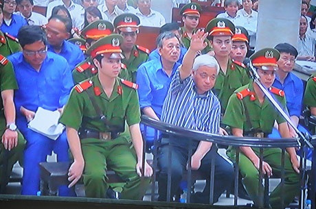 Luật sư: Ông Kiên không lừa đảo và kinh doanh trái phép - 1 Trong các phiên xét xử, bầu Kiên nhiều lần giơ tay xin tự bào chữa cho mình.