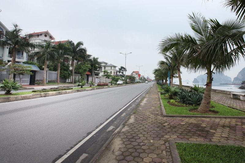 Những lâu đài ở phố nhà giàu bậc nhất Quảng Ninh - 1 Chạy dọc bờ Vịnh Hạ Long, khu biệt thự trải dài mấy cây số bên đường Trần Quốc Nghiễn.