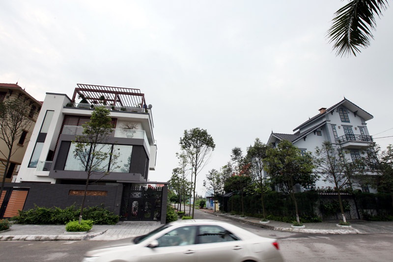Những lâu đài ở phố nhà giàu bậc nhất Quảng Ninh - 15 Nhiều biệt thự vẫn đang được xây dựng.