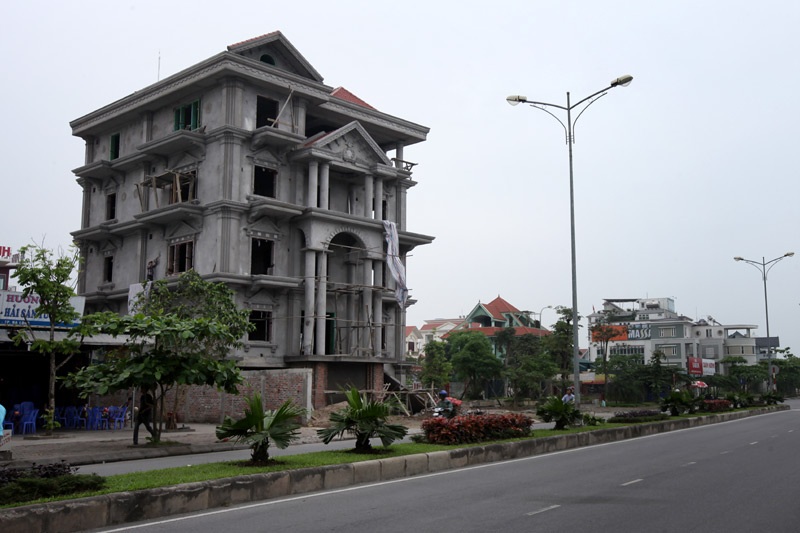 Những lâu đài ở phố nhà giàu bậc nhất Quảng Ninh - 16 Nhiều biệt thự vẫn đang được xây dựng.
