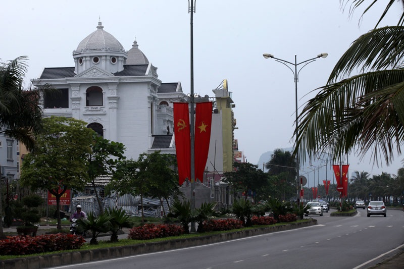 Những lâu đài ở phố nhà giàu bậc nhất Quảng Ninh - 3 Không ít kiến trúc nguy nga và cầu kỳ theo nhiều phong cách khách nhau.