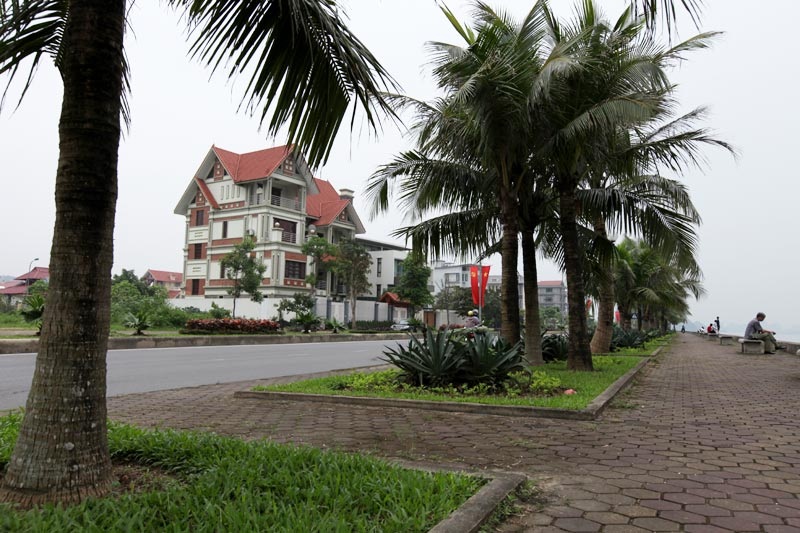 Những lâu đài ở phố nhà giàu bậc nhất Quảng Ninh - 4 Bờ kè biển là nơi dạo mát lý tưởng.