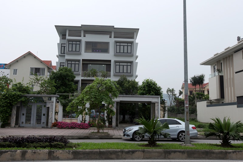 Những lâu đài ở phố nhà giàu bậc nhất Quảng Ninh - 6 Đến bờ rào và tường bao cũng được đầu tư tốn kém và kỹ lưỡng.