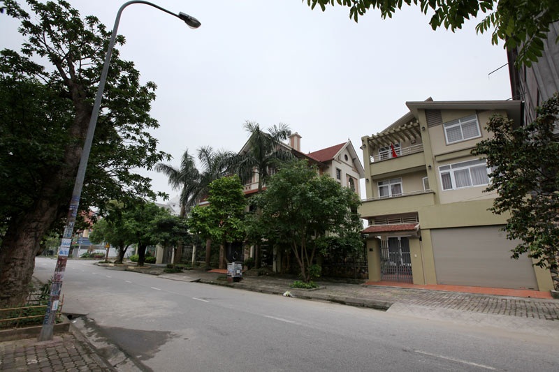 Những lâu đài ở phố nhà giàu bậc nhất Quảng Ninh - 7 Đến bờ rào và tường bao cũng được đầu tư tốn kém và kỹ lưỡng.