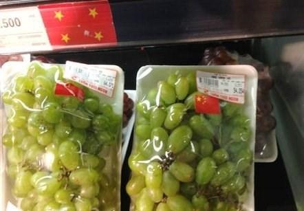 Nhân viên Big C cầm nguyên con cá ném vào mặt khách - 2 Big C dán cờ Trung Quốc lên nho xanh Việt Nam