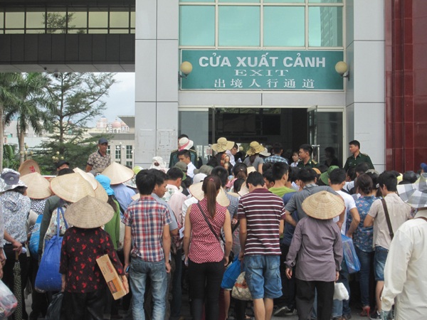 Giao thương Việt - Trung tại các cửa khẩu phía Bắc: Vẫn tấp nập và tăng trưởng - 2 Dòng người từ 2 nước vẫn tấp nập xuất - nhập cảnh.