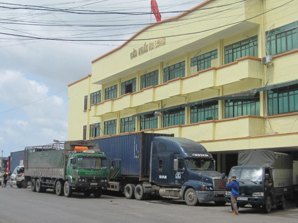 Giao thương Việt - Trung tại các cửa khẩu phía Bắc: Vẫn tấp nập và tăng trưởng - 3 Các xe hàng tấp nập chờ làm thủ tục xuất hàng qua cửa khẩu Ka Long.