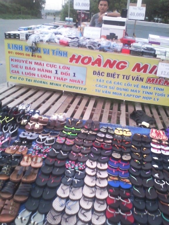 Hàng Trung Quốc giá rẻ tràn ngập các khu chợ sinh viên - 1 Linh kiện điện tử và giày dép có xuất xứ từ Trung Quốc được bày bán tràn lan
