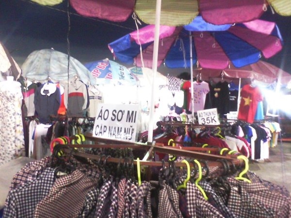 Hàng Trung Quốc giá rẻ tràn ngập các khu chợ sinh viên - 2 Quần áo với giá rất rẻ....