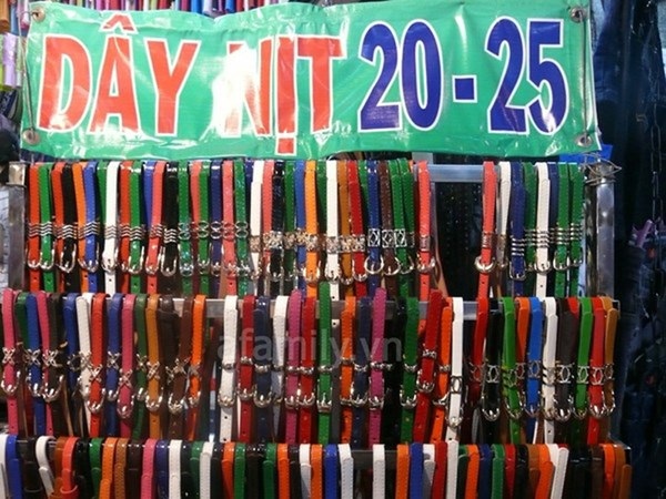 Hàng Trung Quốc giá rẻ tràn ngập các khu chợ sinh viên - 4 Dây nịt chỉ với giá 25 ngàn đồng ( Ảnh: TL)