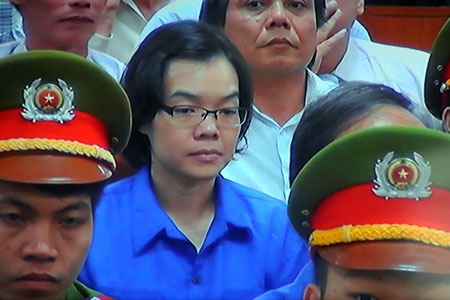 Tạm đình chỉ vụ án với ông Trần Xuân Giá, "bầu" Kiên kêu vô tội - 2 Sáng nay, bị cáo Huyền Như cũng đã xuất hiện tại tòa.