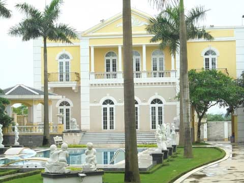 Lâu đài châu Âu tuyệt đẹp giữa nông thôn Hà Nội - 15 Bể bơi được thiết kế trước mặt tiền ngôi nhà tạo cho không gian thật mát mẻ.