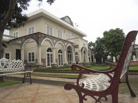 Lâu đài châu Âu tuyệt đẹp giữa nông thôn Hà Nội - 5 Tượng những thiên thần nô đùa được đặt trước đài phun nước.