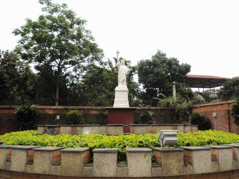 Lâu đài châu Âu tuyệt đẹp giữa nông thôn Hà Nội - 6 Phiên bản tượng nữ thần tự do được đặt trên một đài cao hai tầng.