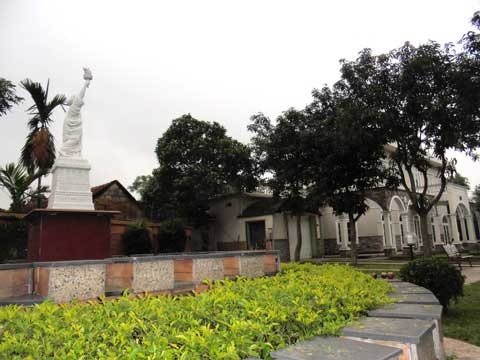 Lâu đài châu Âu tuyệt đẹp giữa nông thôn Hà Nội - 7 Phiên bản tượng nữ thần tự do được đặt trên một đài cao hai tầng.