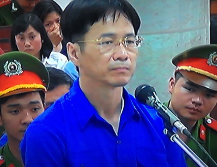 Bầu Kiên: "Tôi là đàn ông, tôi không trốn tránh trách nhiệm" - 2 Bị cáo Lý Xuân Hải trả lời thẩm vấn về việc kinh doanh vàng.