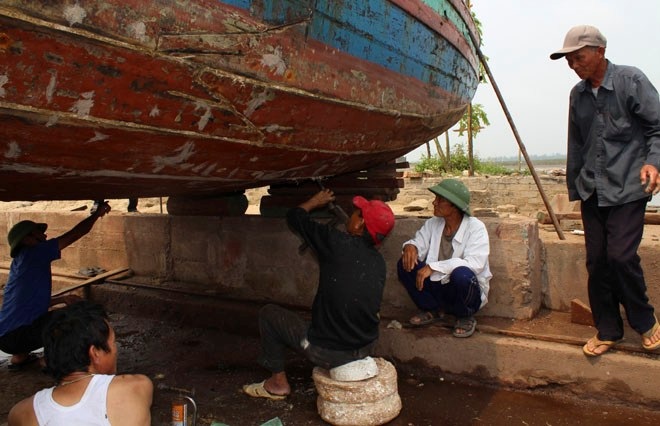 Vay nặng lãi vắt kiệt sức nông, ngư dân - 1 Bài 1: Ngư dân các tỉnh duyên hải miền Trung: Chới với... vay nặng lãi ra khơi