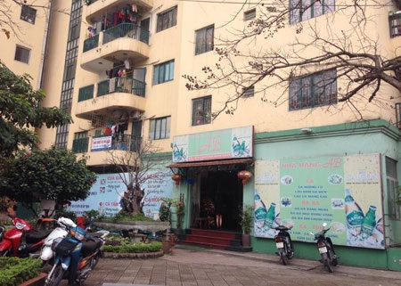 Nhà hàng chiếm dụng ngay vị trí tầng 1 của chung cư B4 Làng Quốc tế Thăng Long.