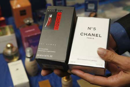 Nhiều sản phẩm giả các nhãn hiệu nổi tiếng chỉ có giá vài ngàn đồng (ảnh minh họa)