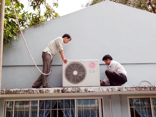 Thợ điều hòa, uống tăng lực chạy sô mùa nóng - 1 Dịch vụ bảo dưỡng điều hòa, máy lạnh đua nhau tăng giá trong những ngày nắng nóng đầu mùa