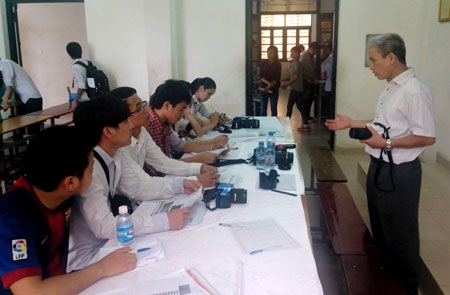 Doanh nghiệp FDI cần gì ở ứng viên ngành kỹ thuật? - 2 Đại diện một doanh nghiệp tuyển dụng đang giới thiệu về sản phẩm.